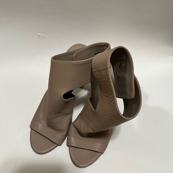 Vince Addie Open-Toe Buckle-Back Sandal Taupe - Picture 6 of 16